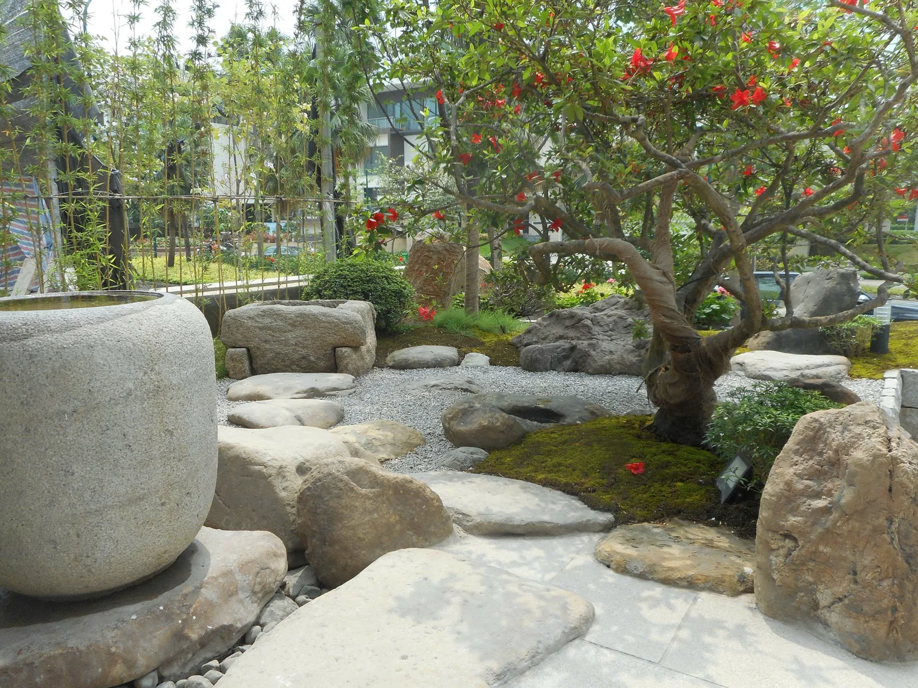 Vườn đá dưới hiên