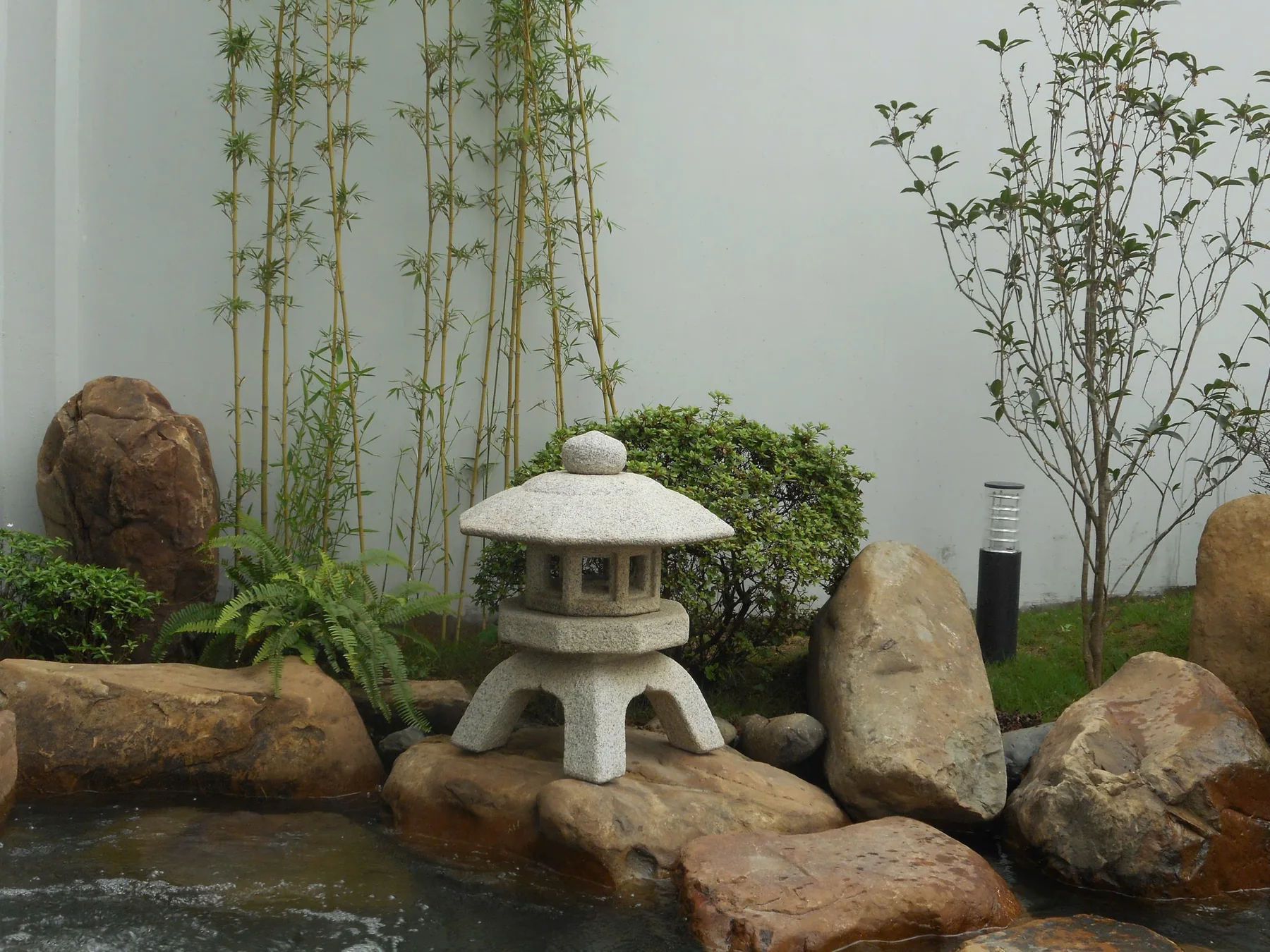 Đèn đá & điểm nước