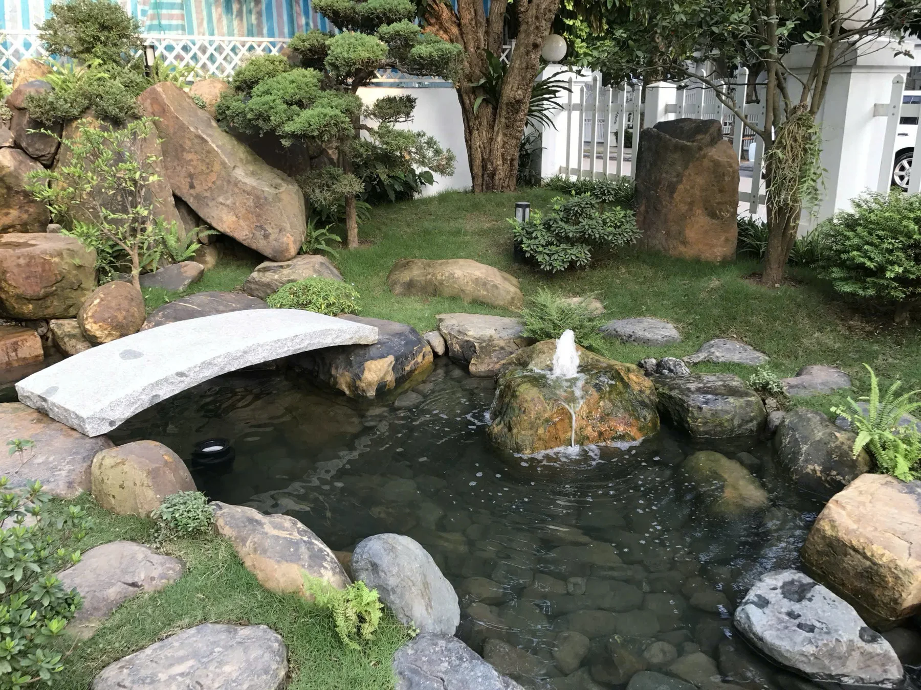 Cầu đá nhỏ trong sân vườn